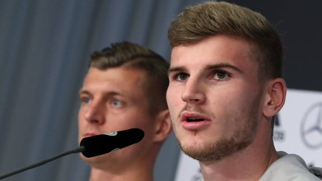Toni Kroos (l) und Timo Werner 2018 bei einer Pressekonferenz. Toni Kroos (l) und Timo Werner 2018 bei einer Pressekonferenz.