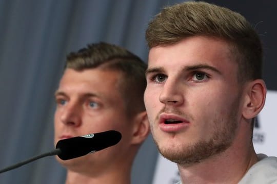Toni Kroos (l) und Timo Werner 2018 bei einer Pressekonferenz.