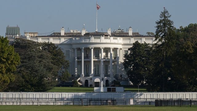 Das Weiße Haus in Washington: "Ich will, dass Sie bekommen, was ich bekommen habe - und ich werde es kostenlos machen", sagt Trump.