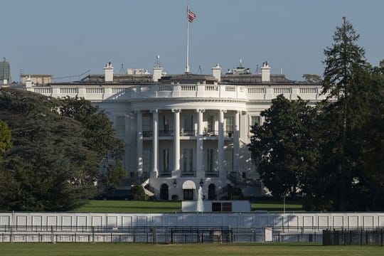 Das Weiße Haus in Washington: "Ich will, dass Sie bekommen, was ich bekommen habe - und ich werde es kostenlos machen", sagt Trump.