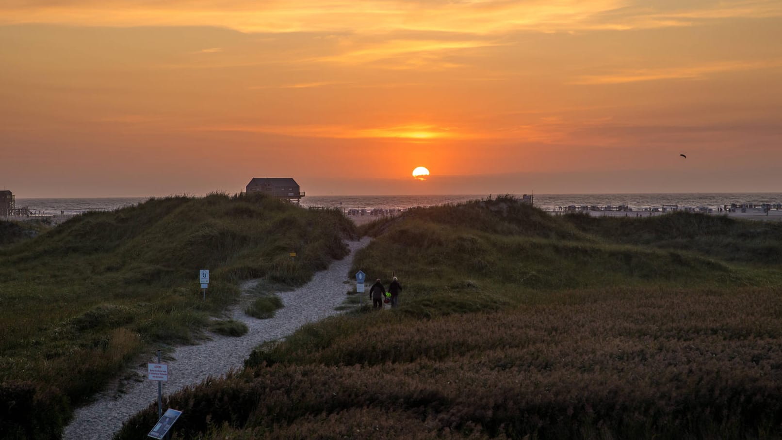 Abendstimmung am Strand von St Peter Ording: In Schleswig-Holstein gelten mit die strengsten Reisebeschränkungen für Menschen aus innerdeutschen Hotspots.