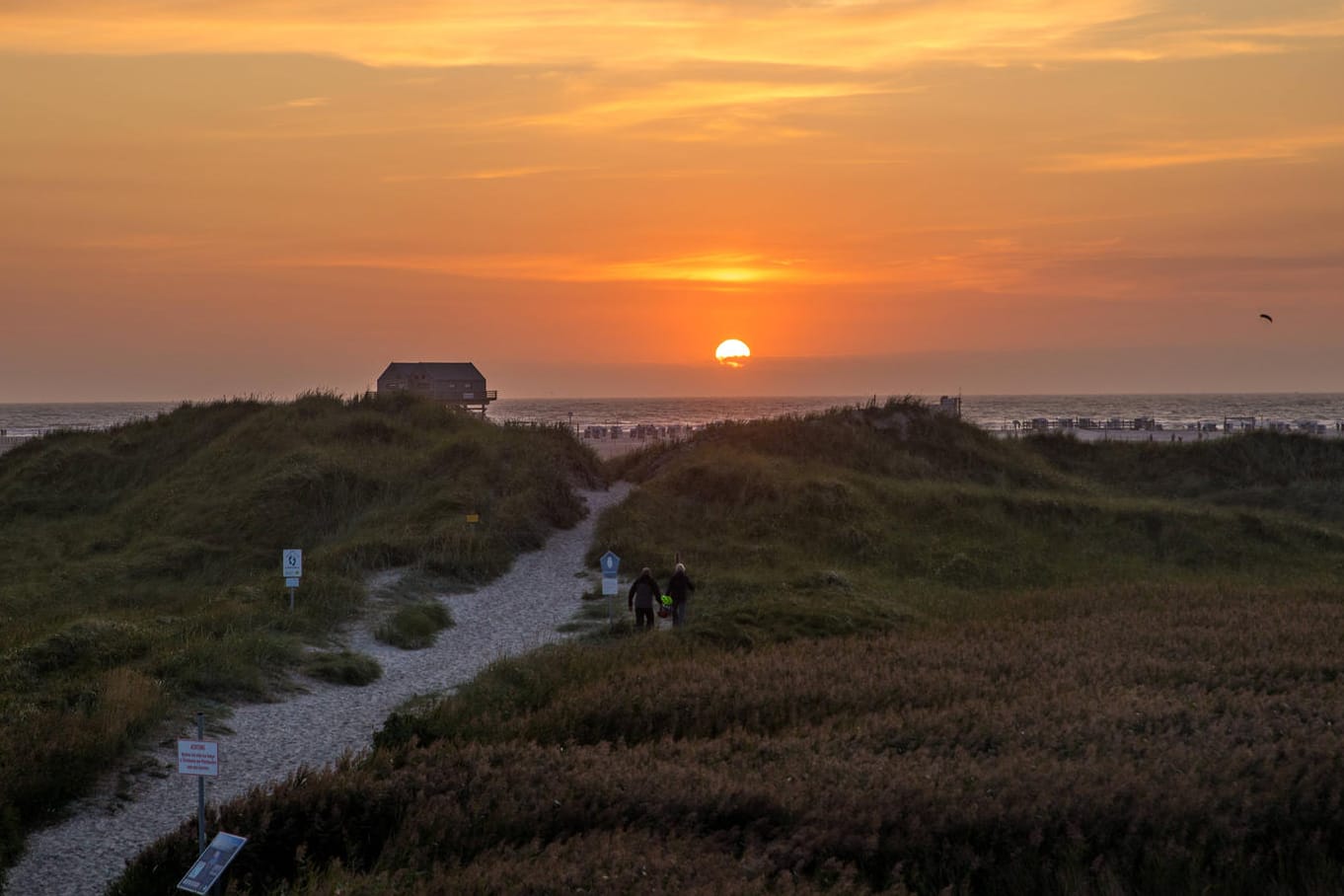 Abendstimmung am Strand von St Peter Ording: In Schleswig-Holstein gelten mit die strengsten Reisebeschränkungen für Menschen aus innerdeutschen Hotspots.