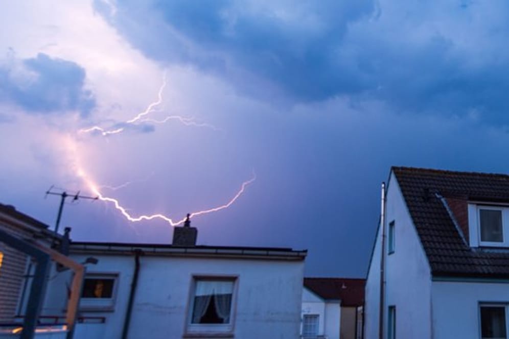 Blitz während eines Gewitters: Schlägt ein Blitz in der Umgebung ein, können Sekundärströme durch die Stromleitungen ins Haus und damit auch in die Elektronik gelangen.