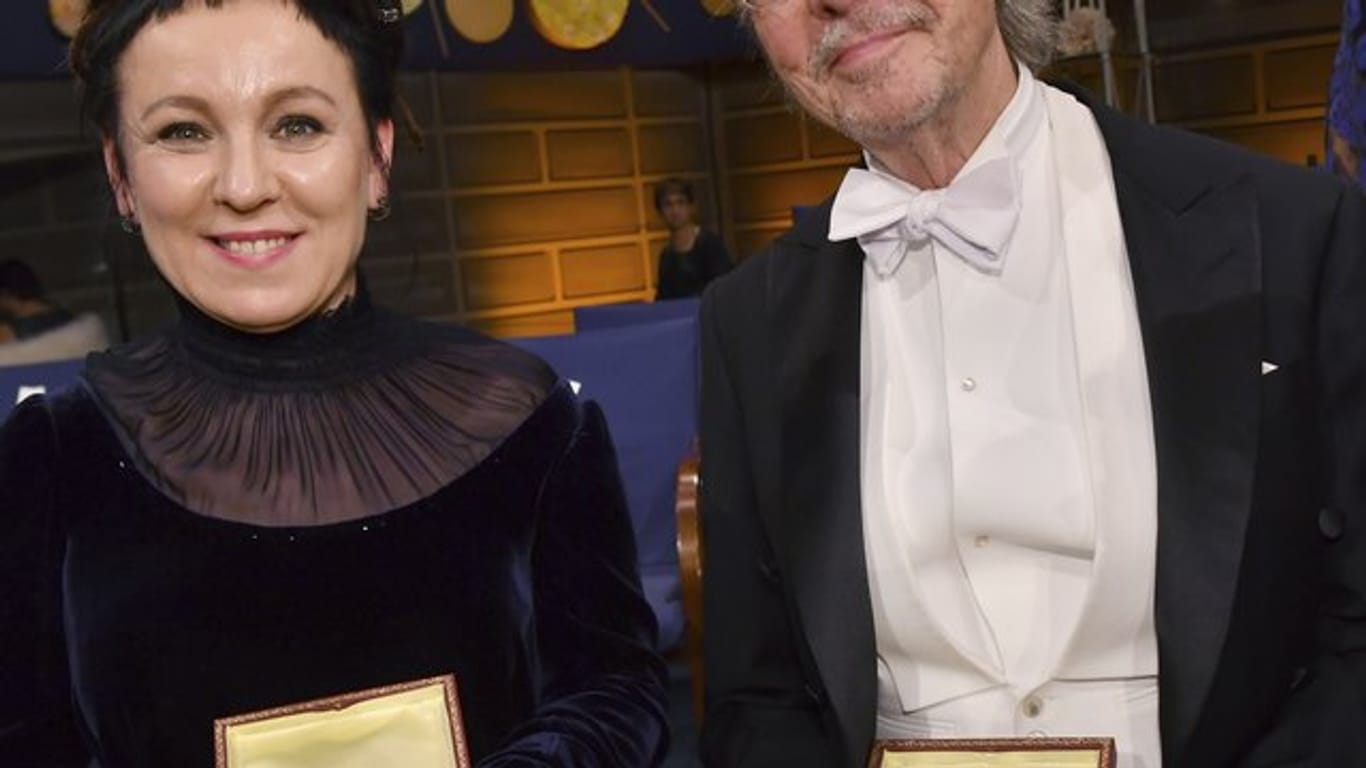 Doppelte Vergabe: Olga Tokarczuk aus Polen (l) und Peter Handke aus Österreich mit ihren Medaillen bei der Nobelpreisverleihung.