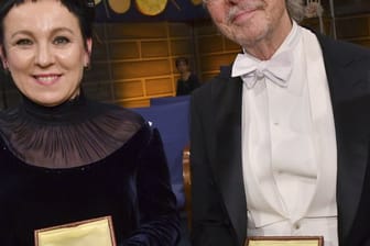 Doppelte Vergabe: Olga Tokarczuk aus Polen (l) und Peter Handke aus Österreich mit ihren Medaillen bei der Nobelpreisverleihung.
