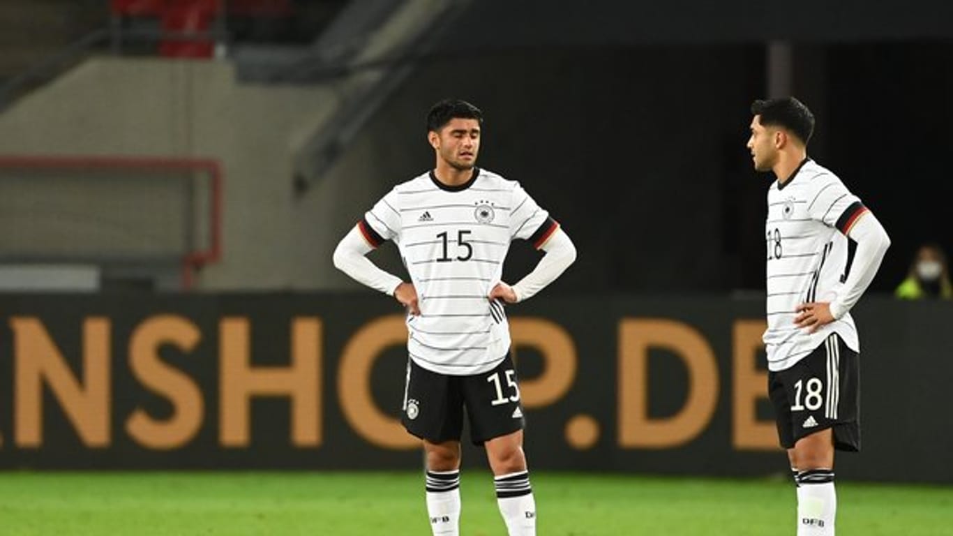 Die DFB-Spieler Mahmoud Dahoud (l) und Nadiem Amiri waren nach dem 3:3 gegen die Türkei enttäuscht.