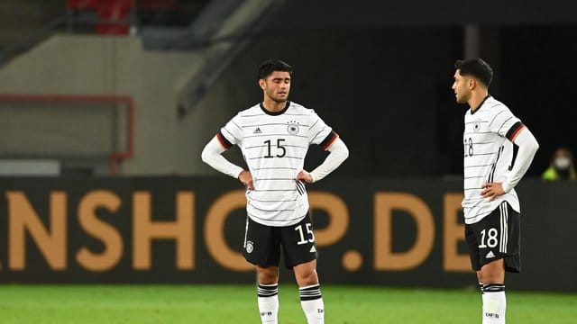 Die DFB-Spieler Mahmoud Dahoud (l) und Nadiem Amiri waren nach dem 3:3 gegen die Türkei enttäuscht. Die DFB-Spieler Mahmoud Dahoud (l) und Nadiem Amiri waren nach dem 3:3 gegen die Türkei enttäuscht.