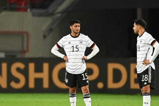 Die DFB-Spieler Mahmoud Dahoud (l) und Nadiem Amiri waren nach dem 3:3 gegen die Türkei enttäuscht.