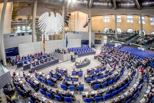 Die Übersicht zeigt den Plenarsaal während einer Sitzung des Deutschen Bundestages.