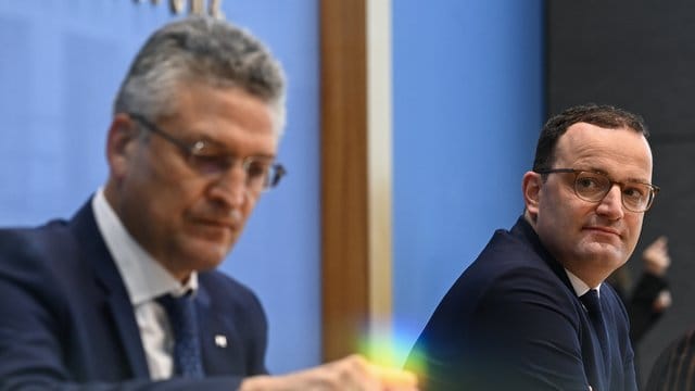 Bundesgesundheitsminister Jens Spahn zusammen mit RKI-Leiter Lothar Wieler. Bundesgesundheitsminister Jens Spahn zusammen mit RKI-Leiter Lothar Wieler.