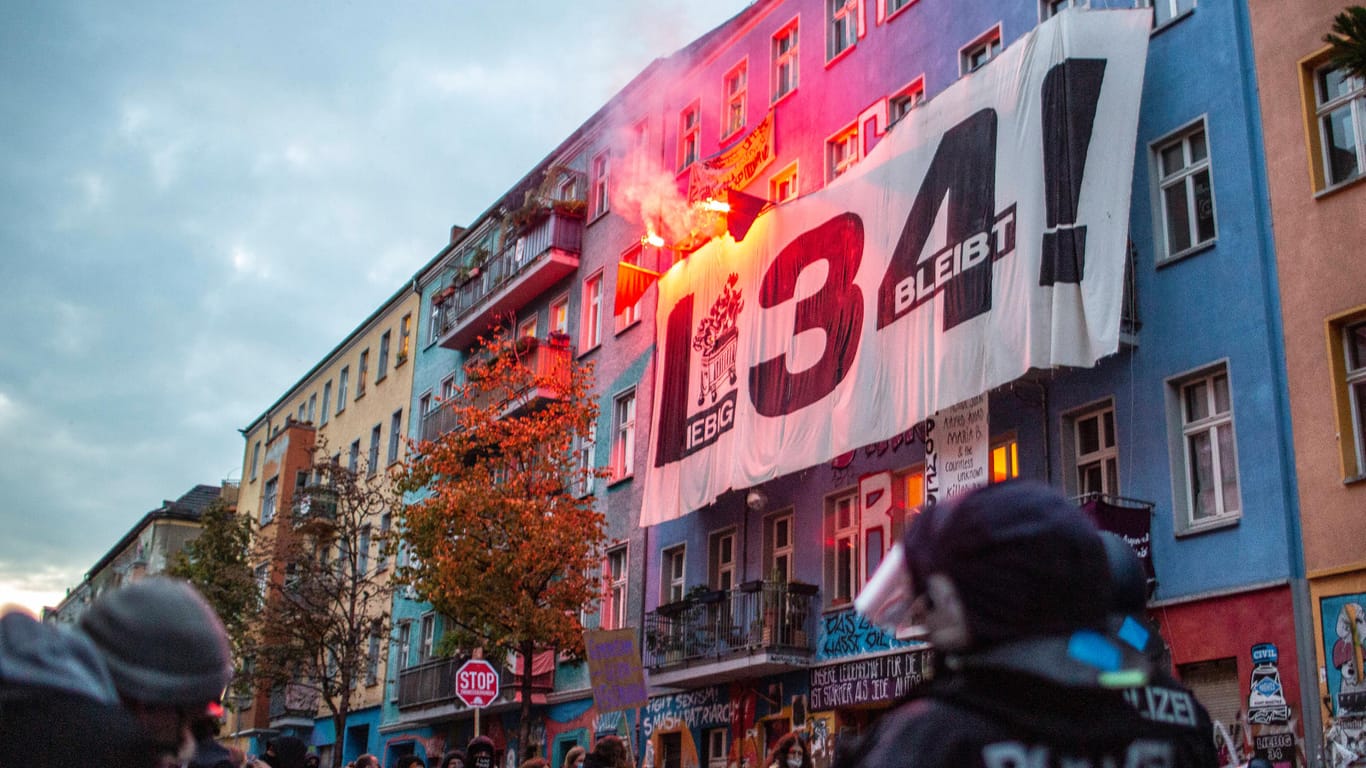 Demonstranten demonstrieren am Mittwoch vor dem Haus "Liebig 34" in Berlin-Friedrichshain: Vor der geplanten Räumung kam es zu kleineren Gewaltausbrüchen.