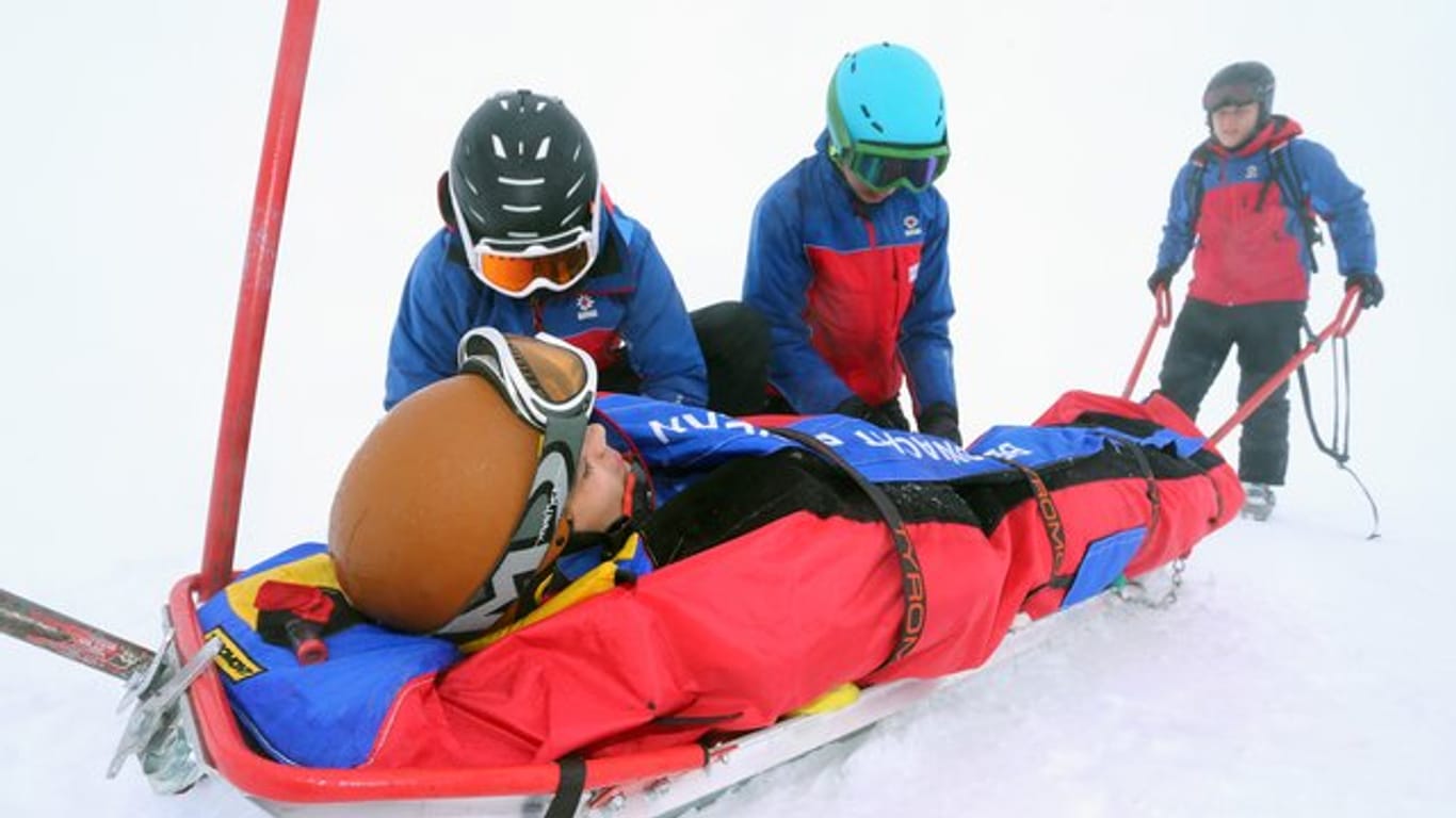 Teilnehmer eines Lehrganges für Bergretter der Bergwacht trainieren auf dem Nebelhorn bei Oberstdorf (Bayern) den Umgang mit einem Ackja.