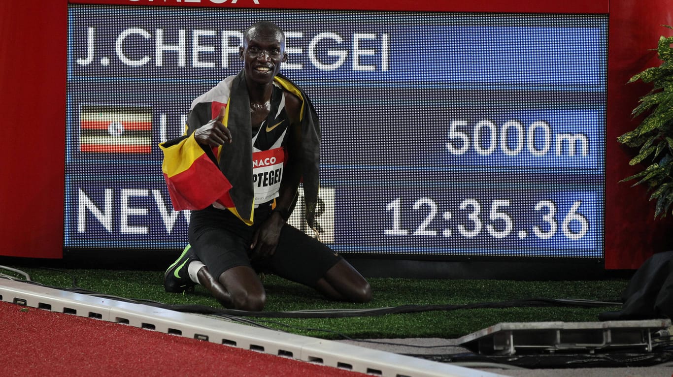 Am 14. August 2020 stellte Cheptegei mit 12:35,36 Minuten einen neuen Weltrekord über 5000 m auf.