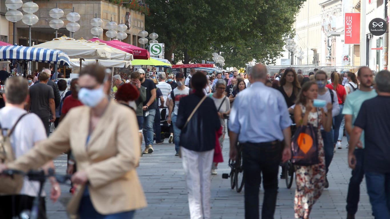 Menschen in München (Symbolbild): Die Zahl der täglichen Neuinfektionen ist sprunghaft angestiegen.