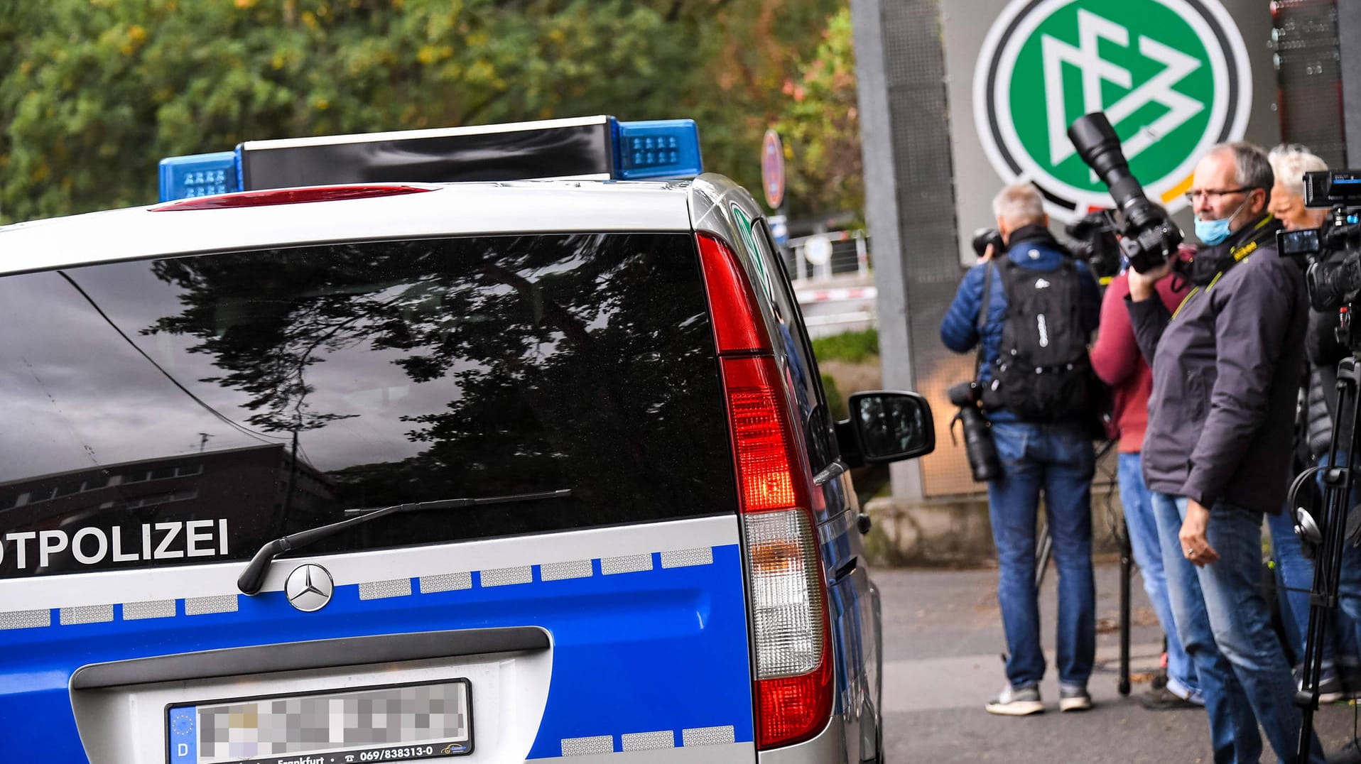 Die Razzia beim DFB sorgte am Tag des Länderspiels für viel Wirbel.