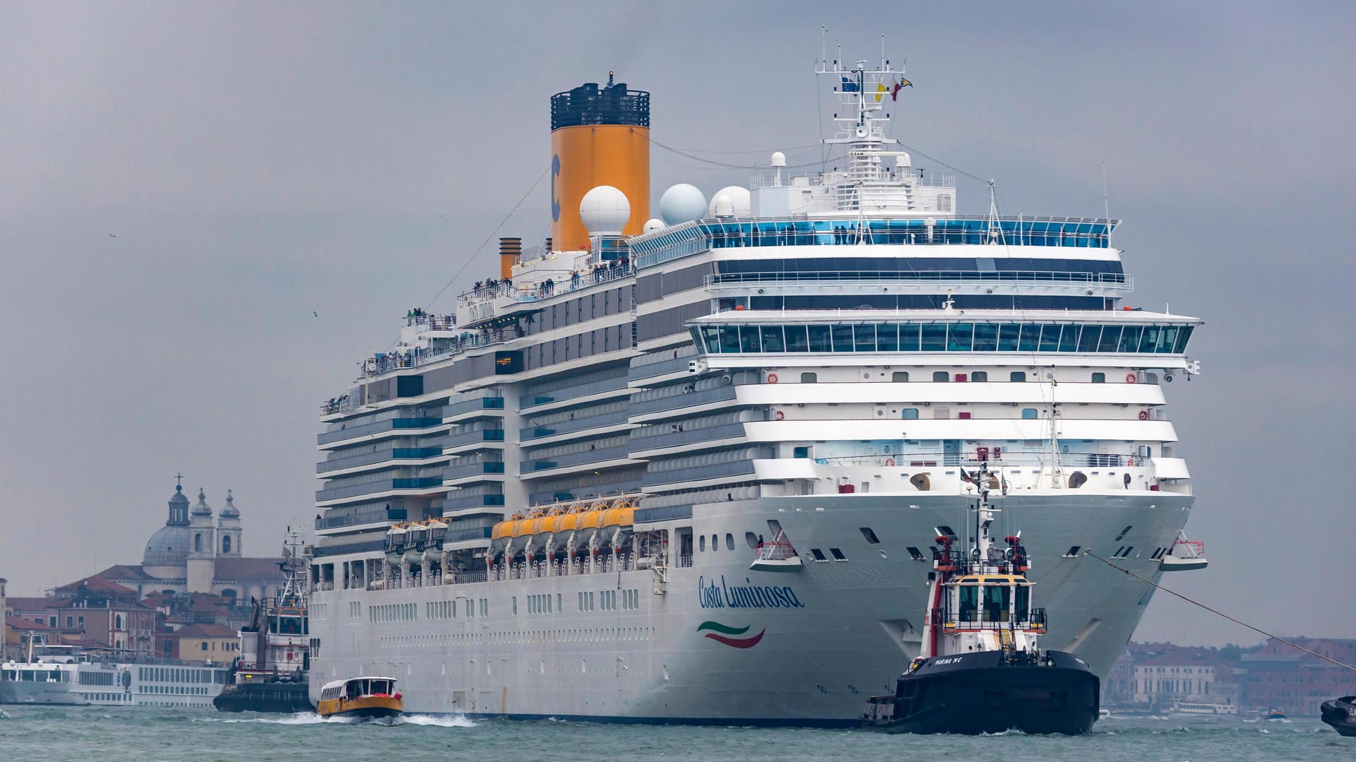 Kreuzfahrten: Seit der Wiederaufnahme der Kreuzfahrten gelten auch an Bord der Schiffe strenge Corona-Regeln, beispielsweise Temperaturmessungen.