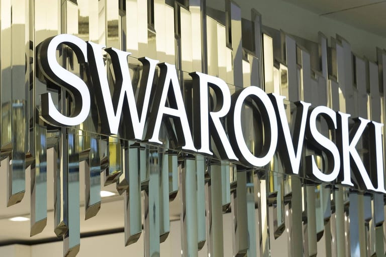 Swarovski-Geschäft (Archivbild): Der Kristallkonzern soll eine harsche Methode angewandt haben, um Mitarbeiter über ihre Kündigung zu informieren.