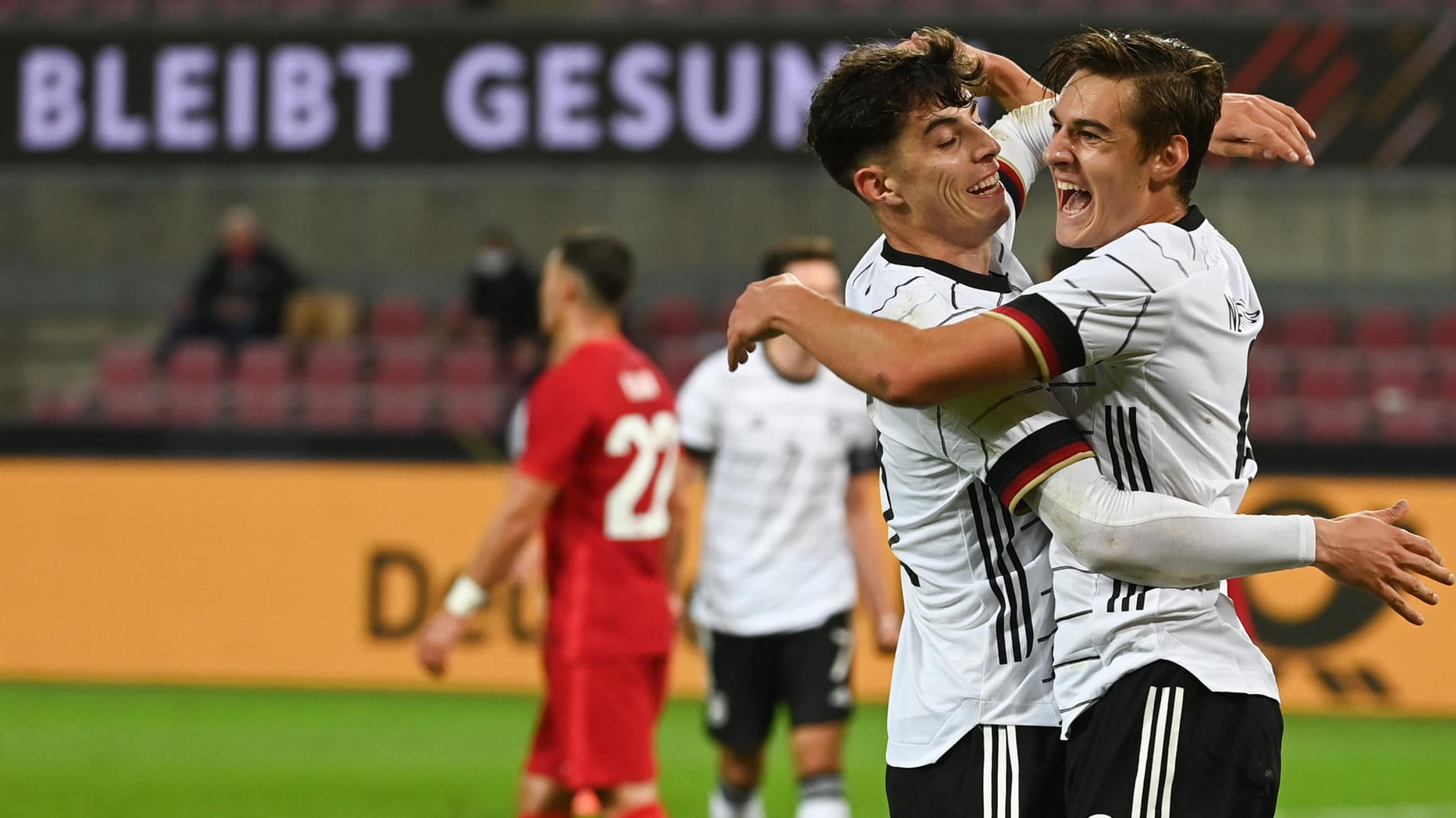 Gelungenes Debüt: Florian Neuhaus (r.) feiert mit Kai Havertz sein Tor zum 2:1.