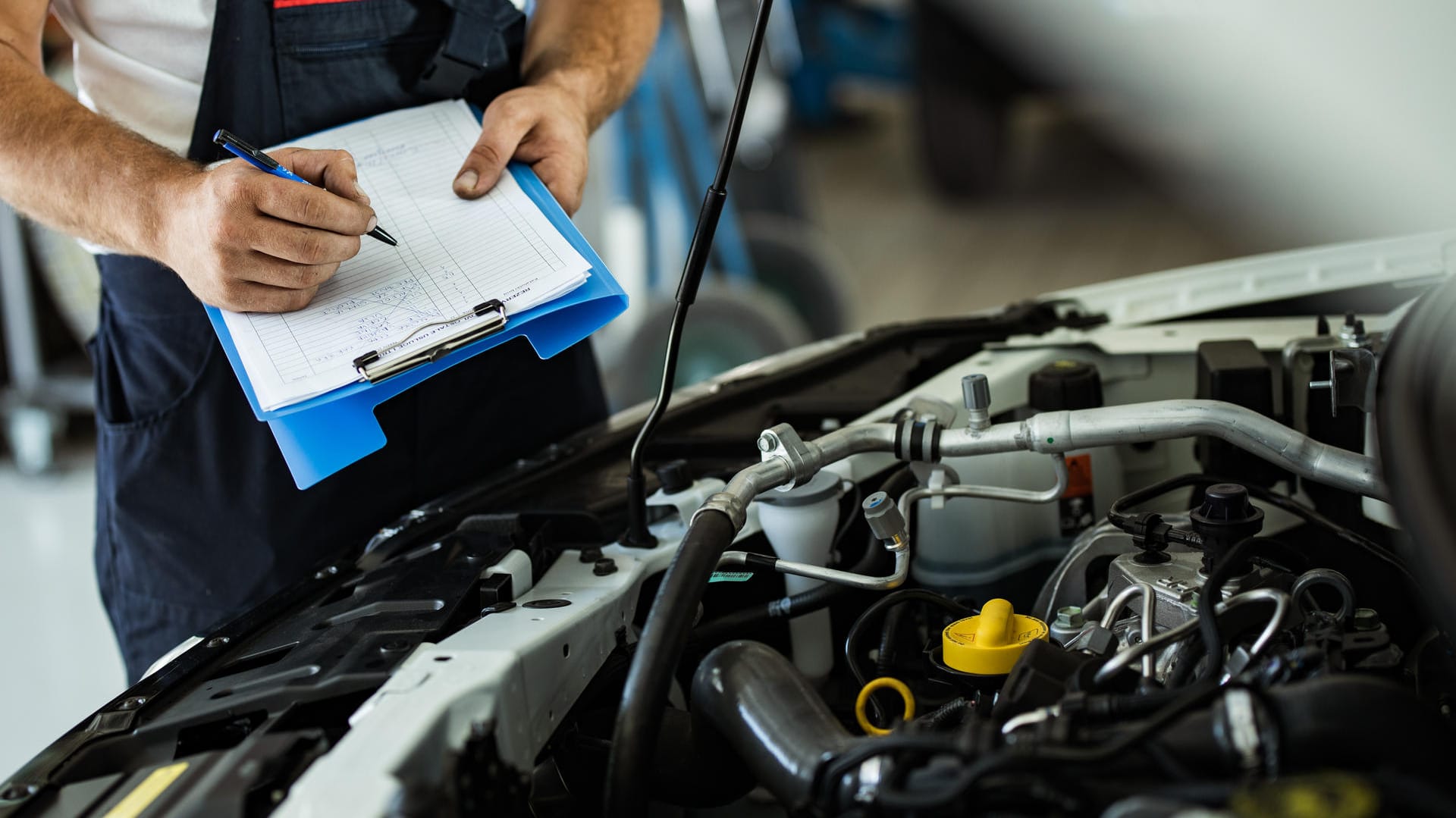 Prüfung von Autos: Je älter ein Auto, desto mehr Mängel hat es oft auch.