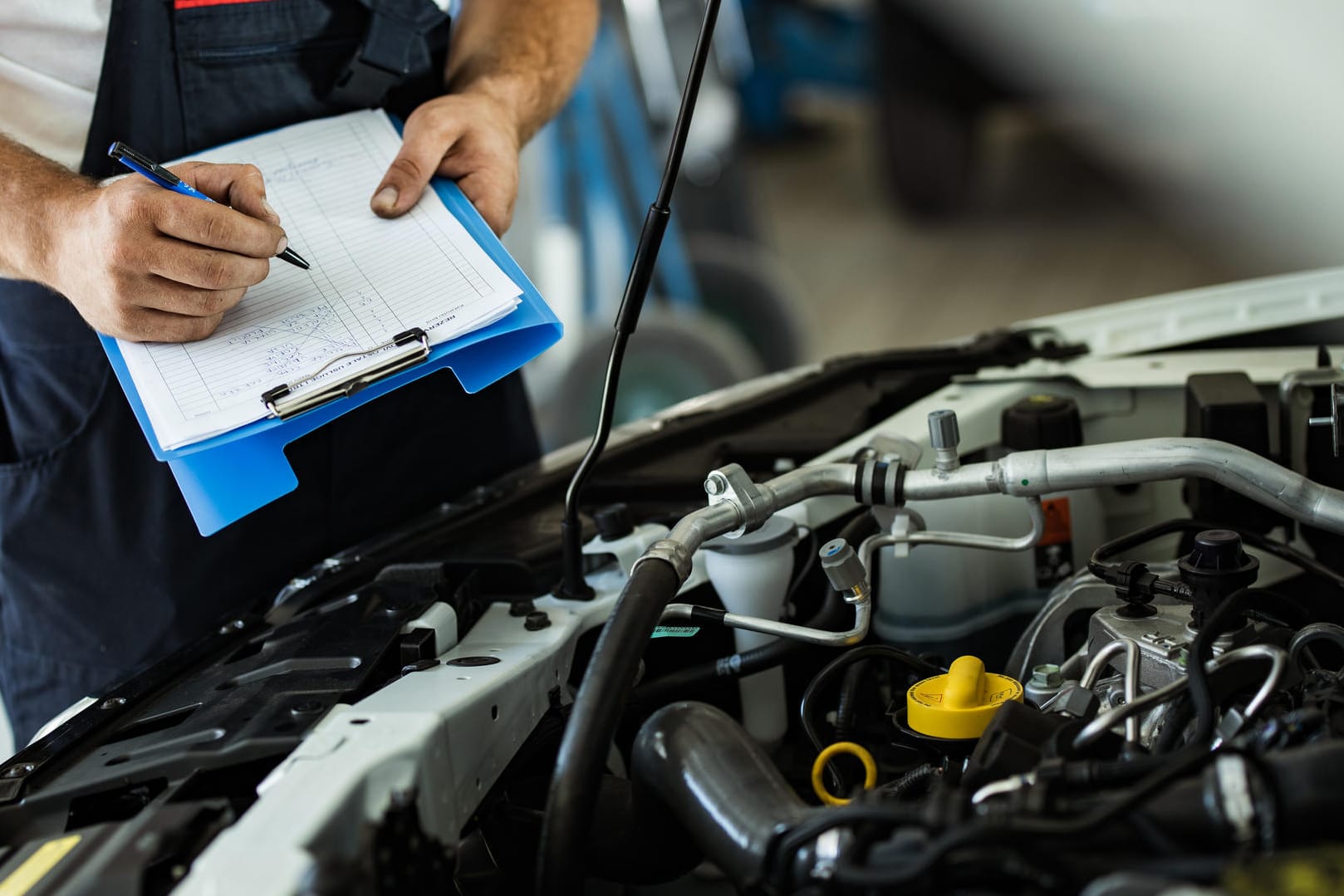 Prüfung von Autos: Je älter ein Auto, desto mehr Mängel hat es oft auch.