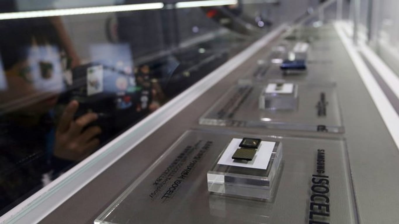 Mikrochips von Samsung Electronics werden in seinem Geschäft ausgestellt.
