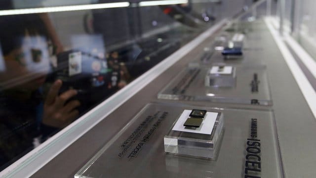 Mikrochips von Samsung Electronics werden in seinem Geschäft ausgestellt. Mikrochips von Samsung Electronics werden in seinem Geschäft ausgestellt.
