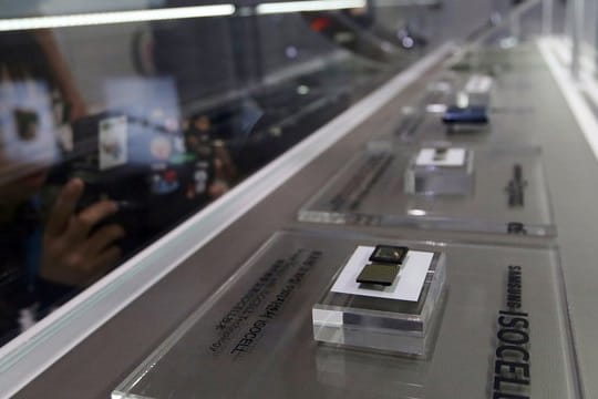 Mikrochips von Samsung Electronics werden in seinem Geschäft ausgestellt.
