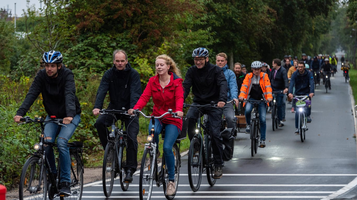 Radfahrer auf der Kieler Veloroute (Symbolbild): Die Fahrradfahrer der Ttadt Kiel haben beim Stadtradeln eine Rekord-Bilanz aufgestellt.