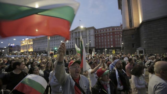 Nach schweren Zusammenstößen von Demonstranten mit der Polizei haben Sicherheitskräfte nicht zugelassene Blockaden an großen Straßenkreuzungen der bulgarischen Hauptstadt Sofia geräumt. Nach schweren Zusammenstößen von Demonstranten mit der Polizei haben Sicherheitskräfte nicht zugelassene Blockaden an großen Straßenkreuzungen der bulgarischen Hauptstadt Sofia geräumt.