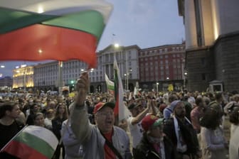 Nach schweren Zusammenstößen von Demonstranten mit der Polizei haben Sicherheitskräfte nicht zugelassene Blockaden an großen Straßenkreuzungen der bulgarischen Hauptstadt Sofia geräumt.