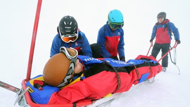 Teilnehmer eines Lehrganges für Bergretter der Bergwacht trainieren auf dem Nebelhorn bei Oberstdorf (Bayern) den Umgang mit einem Ackja.