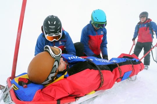 Teilnehmer eines Lehrganges für Bergretter der Bergwacht trainieren auf dem Nebelhorn bei Oberstdorf (Bayern) den Umgang mit einem Ackja.