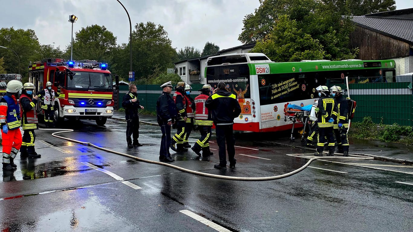 Dortmunder Linienbus fährt in Häuserfront: Das Fahrzeug hat einen Zaun durchbrochen.