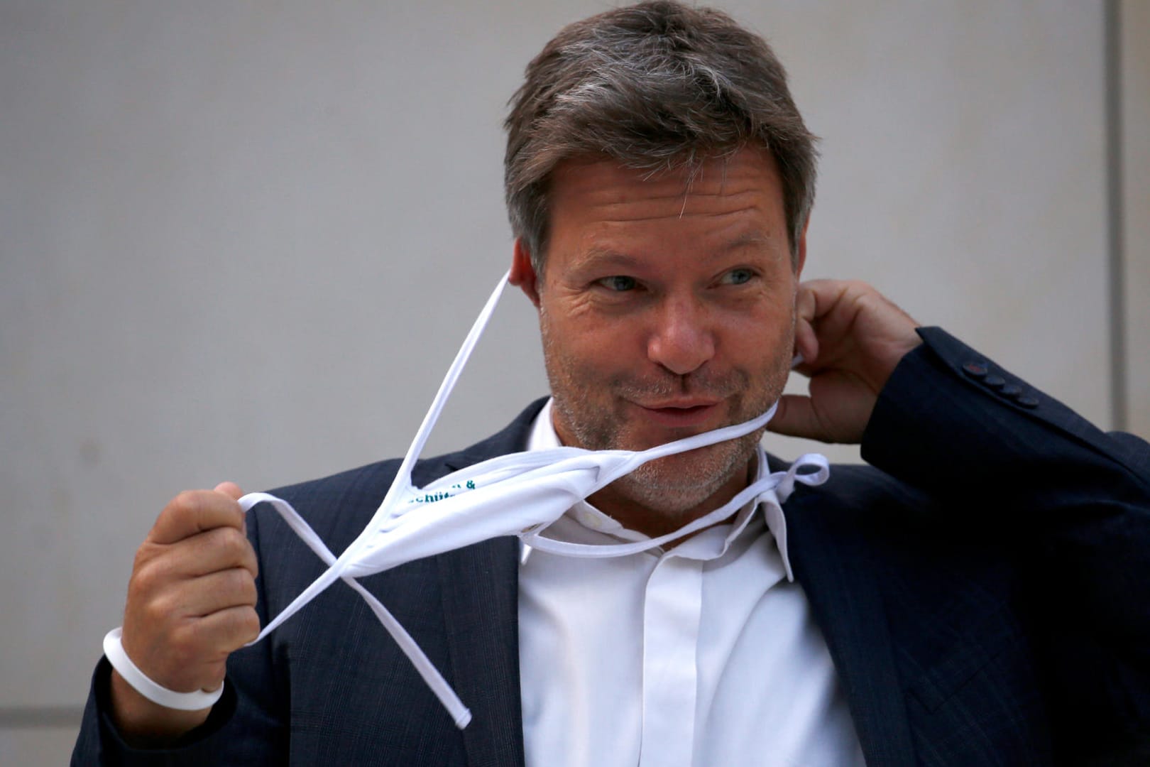 Robert Habeck zieht seine Maske aus: Der Grünen-Vorsitzende kämpft mit Annalena Baerbock um die Kanzlerkandidatur.