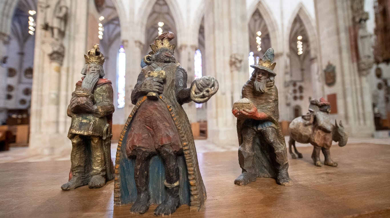 Diese Figur des Melchior (2.v.r) steht mit den anderen Figuren der Heiligen Drei Könige im Ulmer Münster.