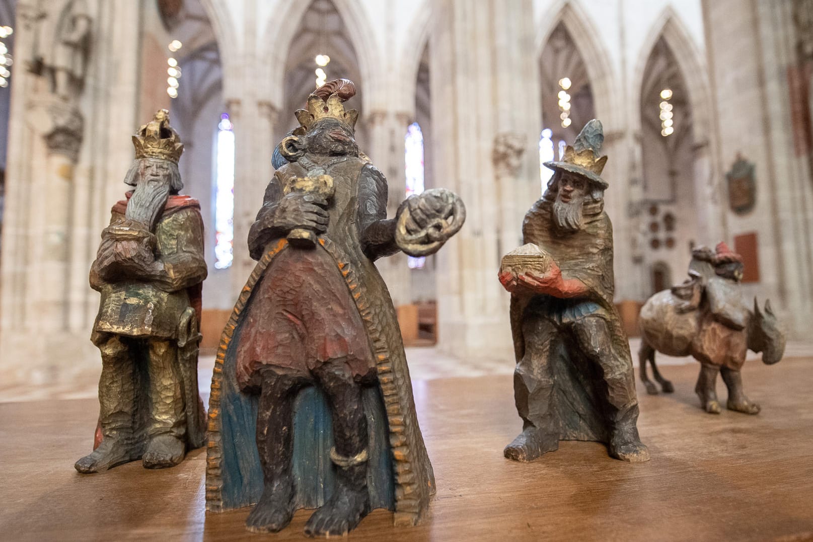 Diese Figur des Melchior (2.v.r) steht mit den anderen Figuren der Heiligen Drei Könige im Ulmer Münster.