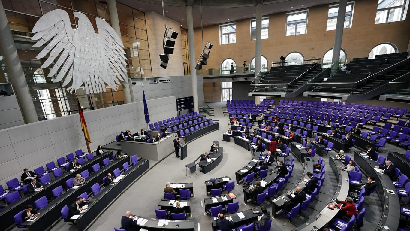 Die Abgeordneten debattieren im Plenarsaal im Bundestag (Symbolbild): Im Plenarsaal gilt Maskenpflicht.