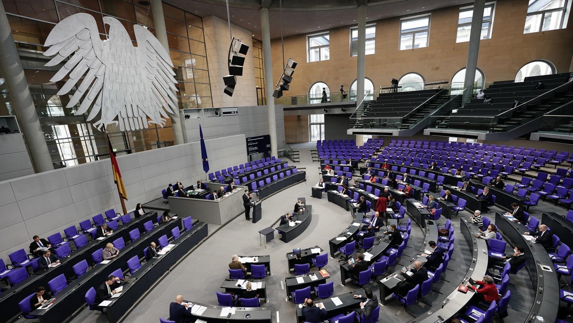 Die Abgeordneten debattieren im Plenarsaal im Bundestag (Symbolbild): Im Plenarsaal gilt Maskenpflicht. Die Abgeordneten debattieren im Plenarsaal im Bundestag (Symbolbild): Im Plenarsaal gilt Maskenpflicht.