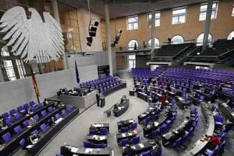 Die Abgeordneten debattieren im Plenarsaal im Bundestag (Symbolbild): Im Plenarsaal gilt Maskenpflicht.