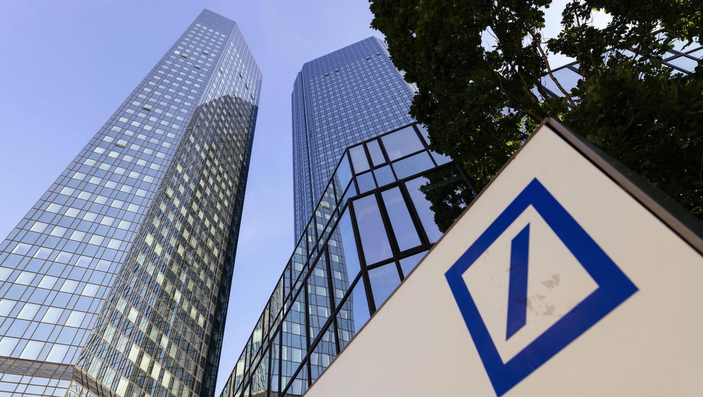 Deutsche-Bank-Tower in Frankfurt am Main: Das Unternehmen will zahlreiche Gemälde verkaufen.