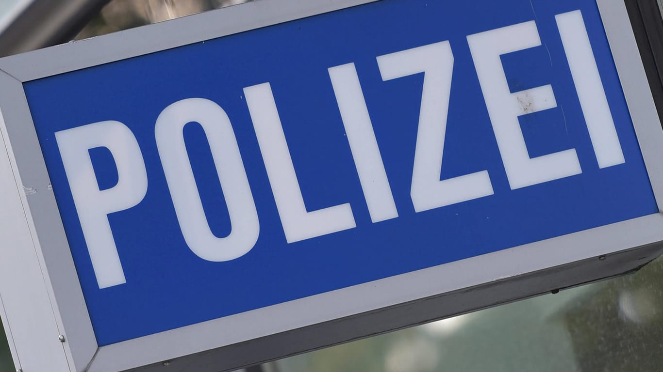 Polizeischild (Symbolbild): In Erfurt ist ein Streit um ein Paket eskaliert.