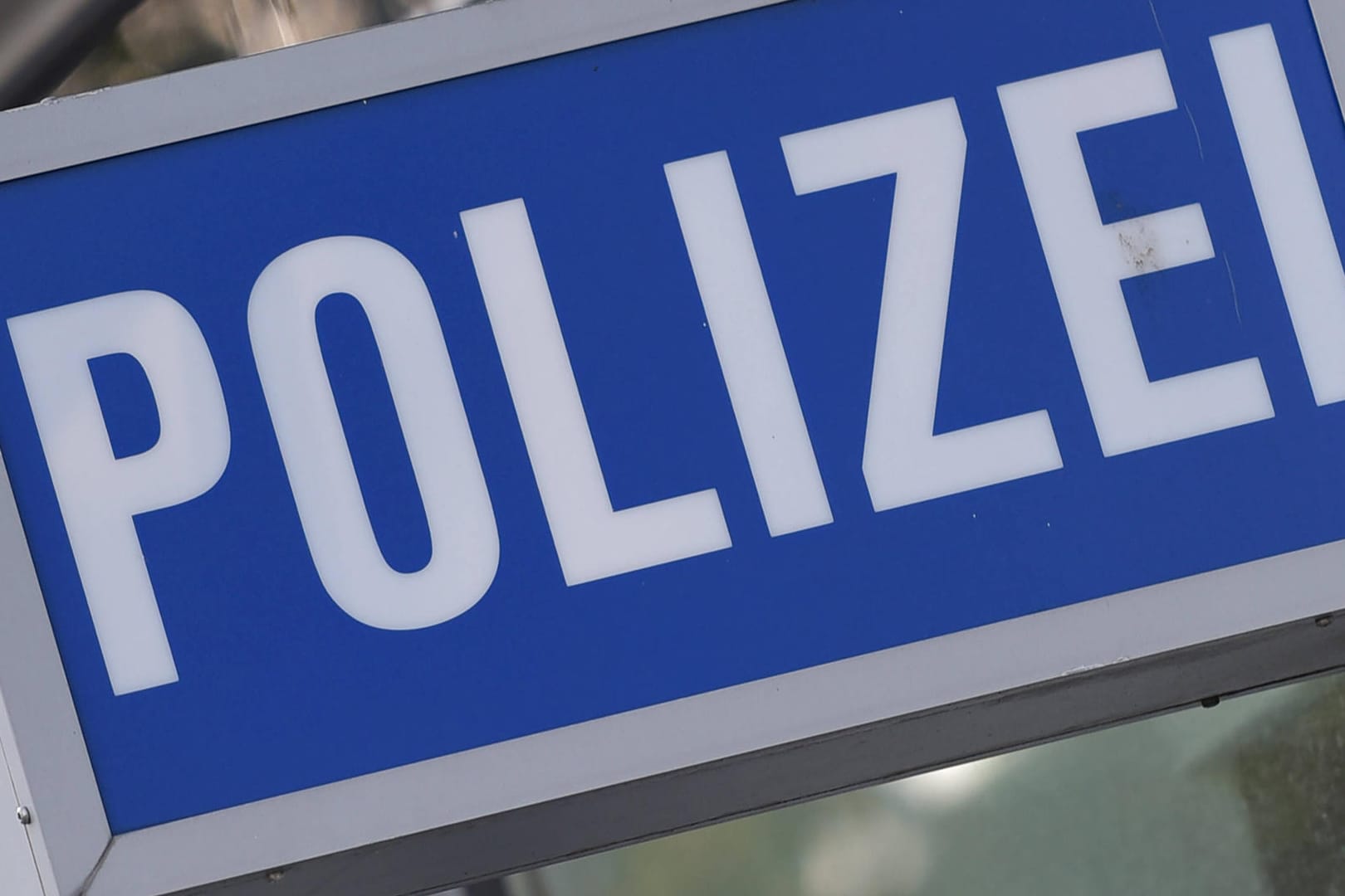 Polizeischild (Symbolbild): In Erfurt ist ein Streit um ein Paket eskaliert.