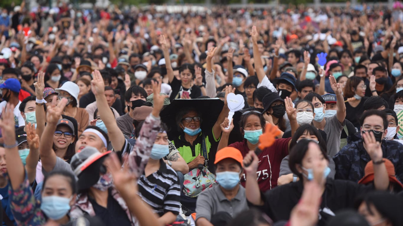 Bangkok, Thailand: Tausende protestieren in Thailand für ein Ende der Monarchie.