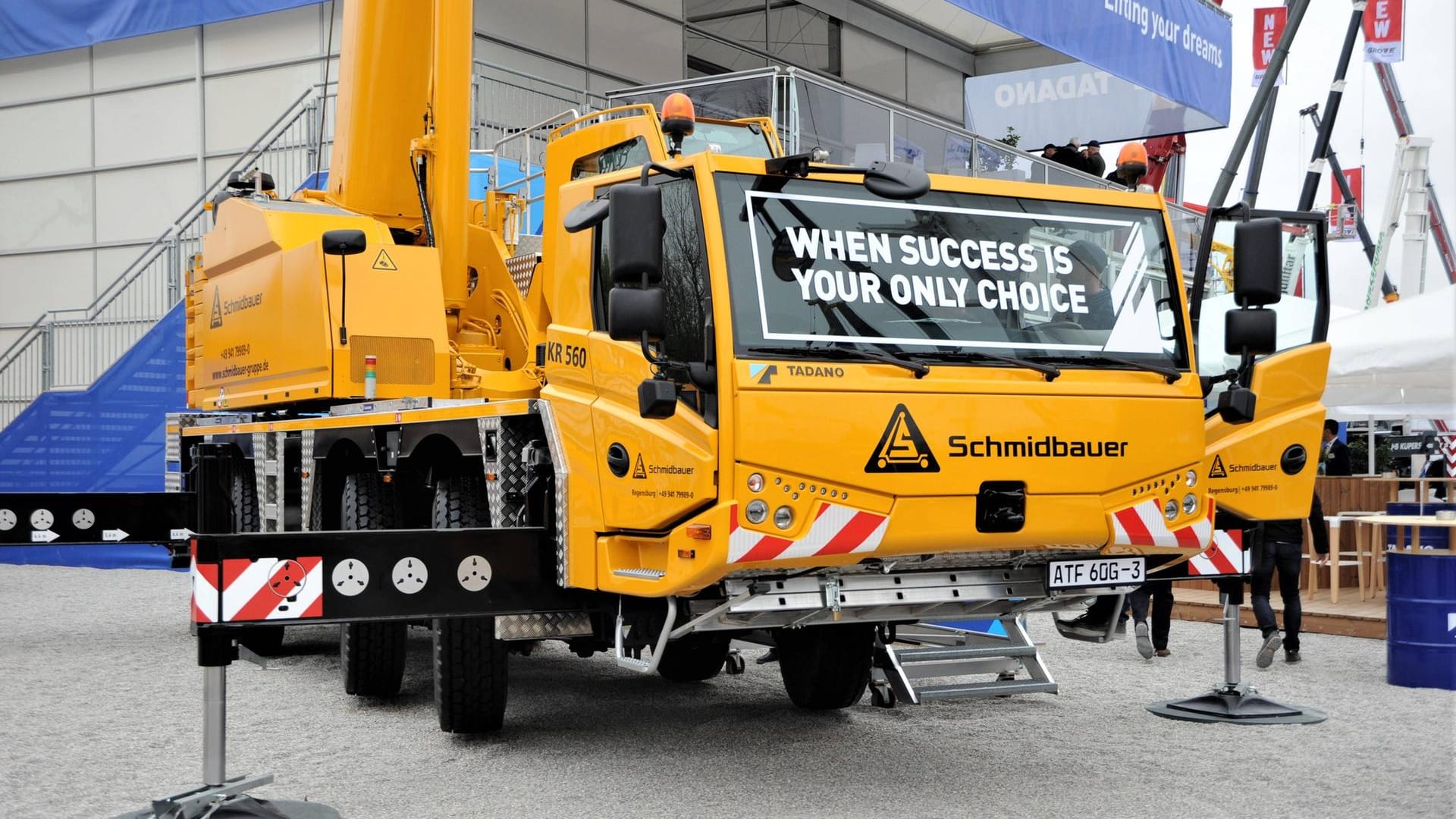 Tadano-Autokran auf einer Messe (Archivbild): Das Unternehmen schlüpft unter einen Schutzschirm.