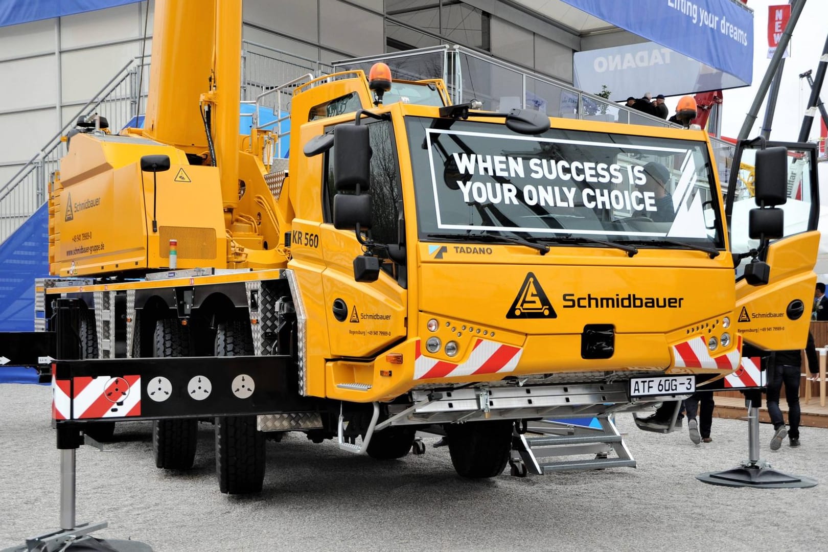 Tadano-Autokran auf einer Messe (Archivbild): Das Unternehmen schlüpft unter einen Schutzschirm.