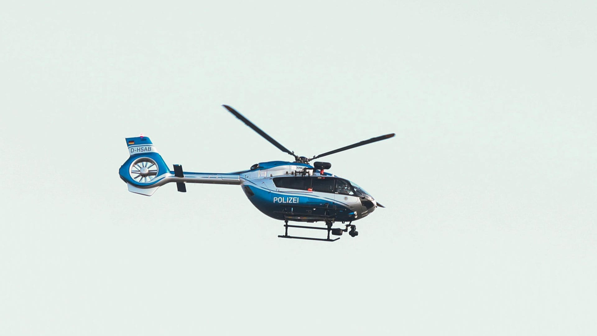 Ein Polizeihubschrauber am Himmel (Symbolbild): In Essen sucht die Polizei nach einem Geflüchteten. Ein Polizeihubschrauber am Himmel (Symbolbild): In Essen sucht die Polizei nach einem Geflüchteten.