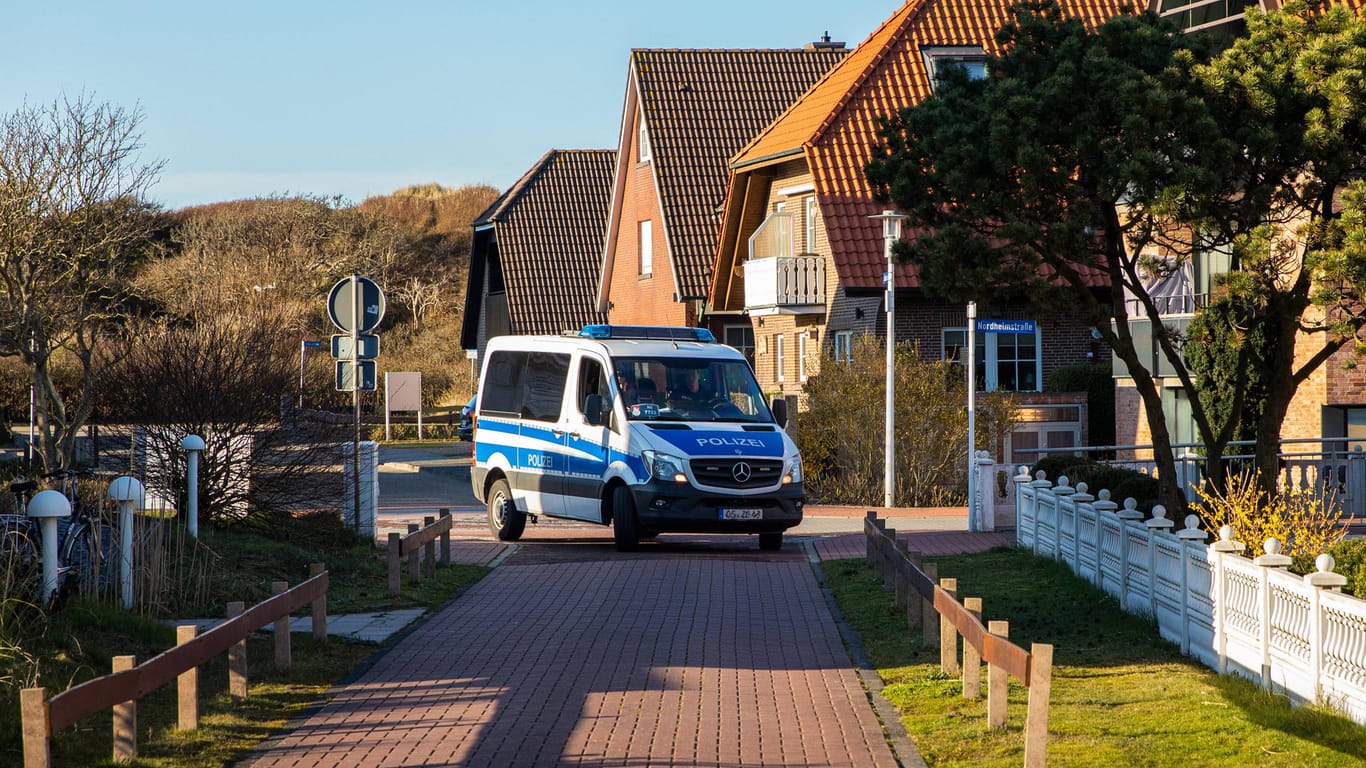 Polizeiwagen in Ostfriesland: Bei der Explosion eines Wohnhauses sind vier Menschen verletzt worden. (Symbolbild)