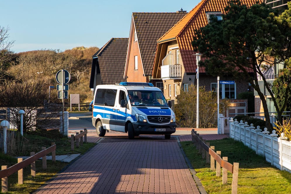 Polizeiwagen in Ostfriesland: Bei der Explosion eines Wohnhauses sind vier Menschen verletzt worden. (Symbolbild)