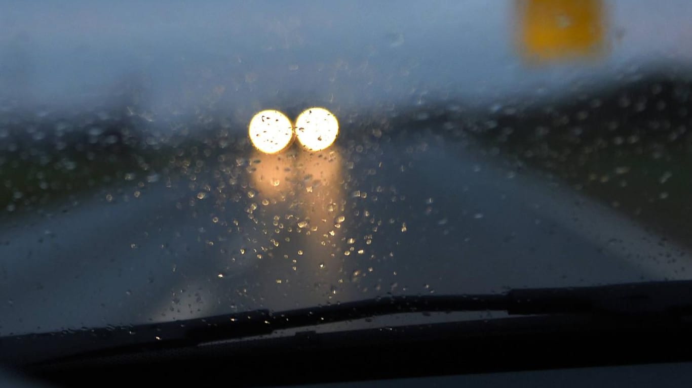 Dämmerung, schlechtes Wetter und Gegenverkehr: Die falsche Wahl der Beleuchtung kann schnell fatale Folgen haben.