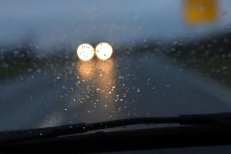 Dämmerung, schlechtes Wetter und Gegenverkehr: Die falsche Wahl der Beleuchtung kann schnell fatale Folgen haben.